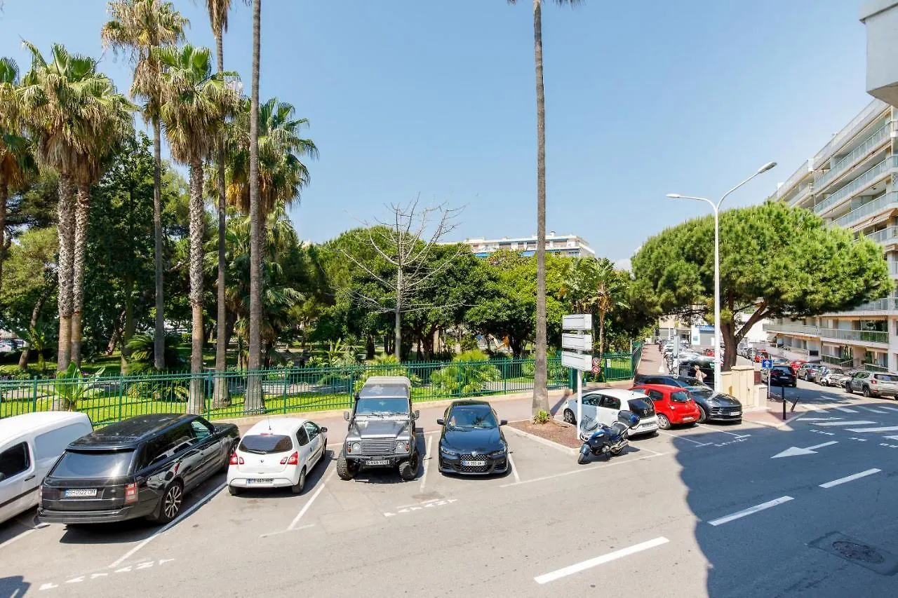 Les 3 Palmiers Yourhosthelper Cannes 0*,  France